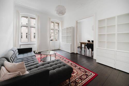 Wohnzimmer + Ausgang zum balkon - 4 Zimmer Etagenwohnung in Berlin