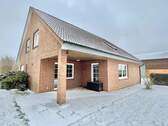 außen mit Terrasse - Große 3 Zimmer Wohnung in Giesensdorf bei Ratzeburg zur Miete zu sofort - Erdgeschoss - barrierearm