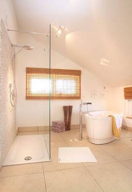 Offene Dusche mit Wanne - 