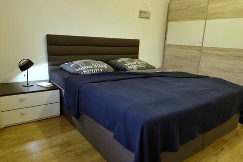 Schlafzimmer mit Schränken - 