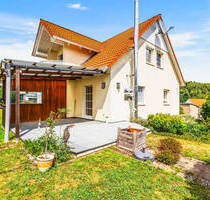 Ländliche Idylle trifft Wohnkomfort - Familienfreundliches EFH mit Loggia, Balkon & schönem Garten - Duggendorf