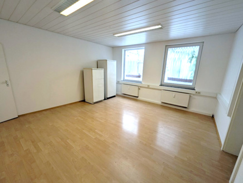 Büro 2 - Gut gelegene Gewerbeeinheit in Esslingen -2 (Büro-)Räume mit Küche, Badezimmer und Kellerraum - fußläufig zu Supermärkten, S-Bahn, ZOB und Innenstadt