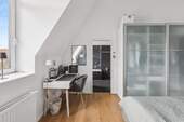 Schlafzimmer mit Blick ins Bad en Suite - 