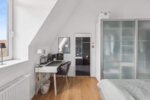 Schlafzimmer mit Blick ins Bad en Suite - 