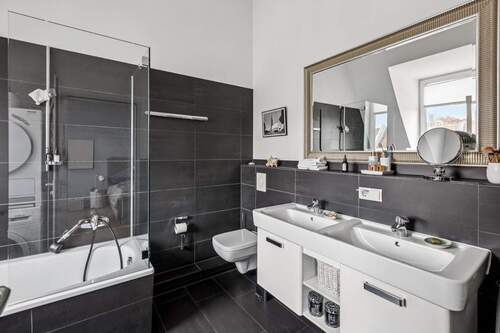 Große Badezimmer mit Wanne und Doppelwaschbecken - 