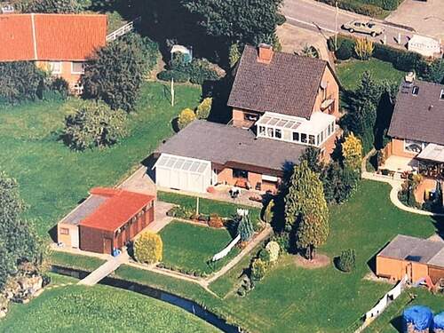 Luftaufnahme Gebäude-Ensemble - 2 Häuser für mehrere Generationen auf einem grünen Grundstück in HH-Curslack - Viel Platz & Natur!