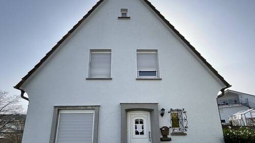 Giebelseite mit Eingang - Einfamilienhaus mit 134,00 m&sup2; in Olpe zum Kaufen