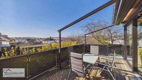 sonniger Balkon mit Blick auf die Luxemburgischen Weinberge - GRENZE L-REMICHL-SCHENGEN: NEUWERTIGES A+ BIO-SOLARHAUS IN TOP LAGE