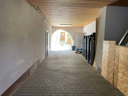 Hofeinfahrt und Biergarten - 
