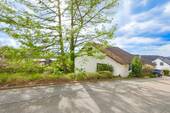 Straßenansicht - Familienfreundliches Zuhause mit tollem Ausblick, Stellplatz, Balkon und Terrasse!