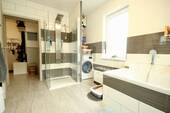 Badezimmer mit Wanne - Mehrfamilienhaus, Wohnhaus mit 184,00 m² in Königs Wusterhausen / Wernsdorf zum Kaufen