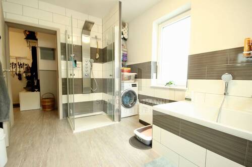 Badezimmer mit Wanne - Mehrfamilienhaus, Wohnhaus mit 184,00 m² in Königs Wusterhausen / Wernsdorf zum Kaufen