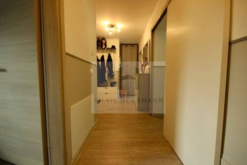 Flur mit Schiebetür zum Wohnzimmer - 