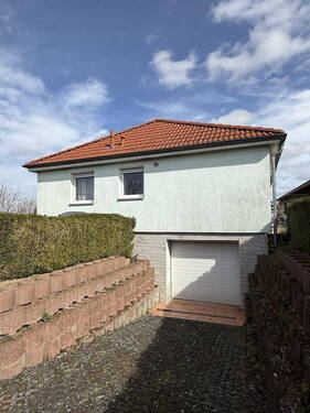 Garageneinfahrt - 4 Zimmer Bungalow zum Kaufen in Flieden