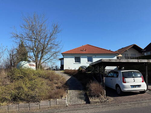 Straßenansicht mit Gehweg - Bungalow mit 104,00 m&sup2; in Flieden zum Kaufen