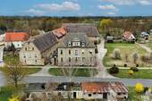 Luftaufnahme Frontansicht - Ehemaliges Gutshaus Mehrfamilienhaus mit 6 WE - davon 5 WE vermietet