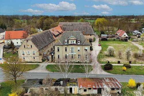 Luftaufnahme Frontansicht - Ehemaliges Gutshaus Mehrfamilienhaus mit 6 WE - davon 5 WE vermietet
