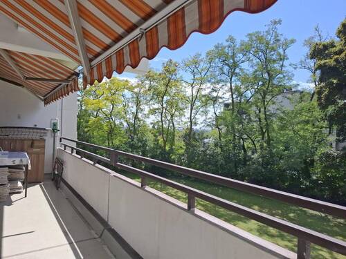 Großer Balkon mit Blick ins Grüne - Gut geschnittene, ruhige 2-Zi-Wohnung mit Balkon und TG-Stellplatz