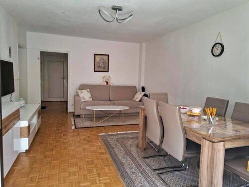Blick vom Balkon ins Wohnzimmer - 2 Zimmer Etagenwohnung in Wiesbaden