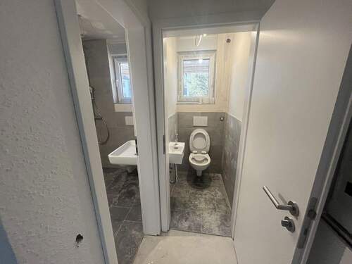 Bild 1 - Traum für Paare und Familien! Kernsanierte 3,5 Zimmer mit Garten, Garage und Balkon