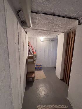 H 556 KG Flur.jpeg - 