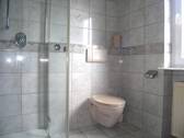 Bad mit bodentiefer Dusche und WC - 