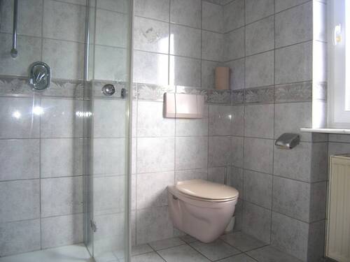 Bad mit bodentiefer Dusche und WC - 