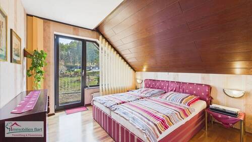 Schlafzimmer mit Zugang zum Balkon - 6 Zimmer Einfamilienhaus in Mettlach / Dreisbach