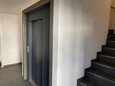Treppenhaus und Aufzug - 