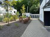 Weg zum Hauseingang und den Lagerräumen - 