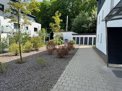 Weg zum Hauseingang und den Lagerräumen - 