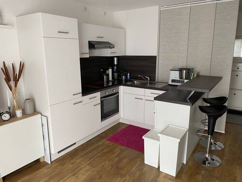 Blick zur EBK mit Theke - 2 Zimmer Etagenwohnung in Rottenburg an der Laaber