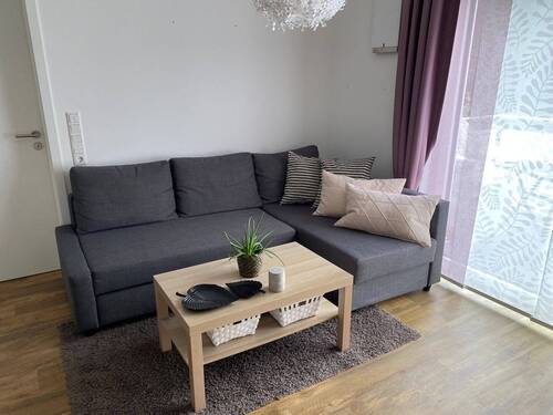 Wohnbereich mit Zugang zum Balkon - 