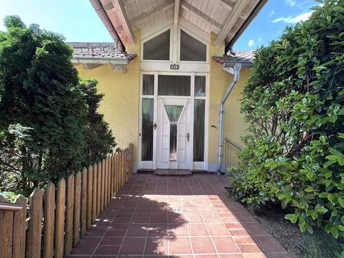 Haupteingang - 6 Zimmer Mehrfamilienhaus, Wohnhaus zur Miete in Schönau