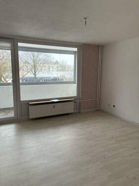 Wohnzimmer mit Balkon - Schöne 2-Zimmer-Wohnung in Itzehoe mit Balkon - Kreative Gestaltungsmöglichkeiten!