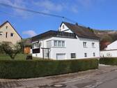 Einfamiliehaus mit separater Wohnung im DG - 