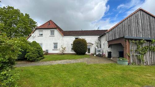 Seitenansicht mit Carport - 
