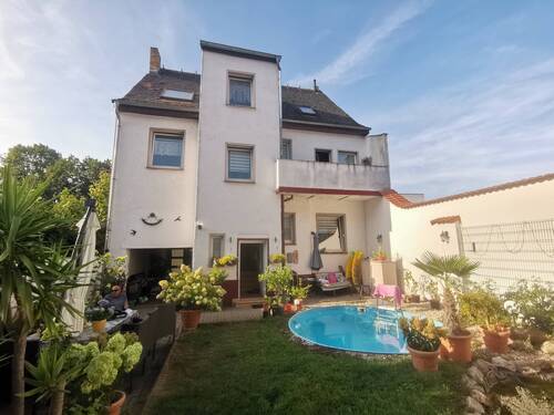 Blick auf Nachbarhaus und Park - 