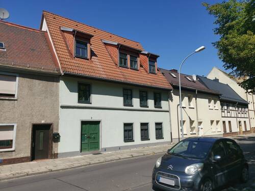 Hausansicht vorn - 2 Zimmer Etagenwohnung in Delitzsch