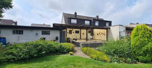 Rückansicht mit großer Terrasse - 4 Zimmer Mehrfamilienhaus, Wohnhaus in Tönisvorst