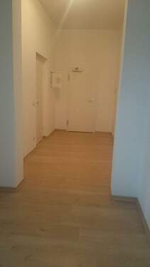 Langer Flur mit Holzboden - 