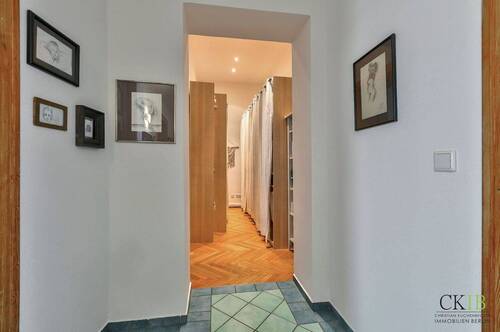 Flur mit großzügigem Schranksystem - 