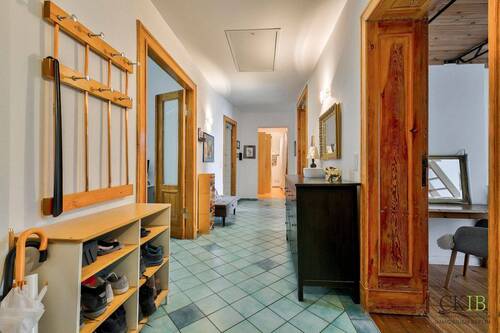 der zentrale Altbauflur - 6 Zimmer Etagenwohnung zum Kaufen in Berlin