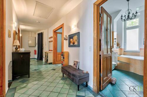 Flur und Zugang zum Badezimmer - Etagenwohnung mit 143,70 m&sup2; in Berlin zum Kaufen