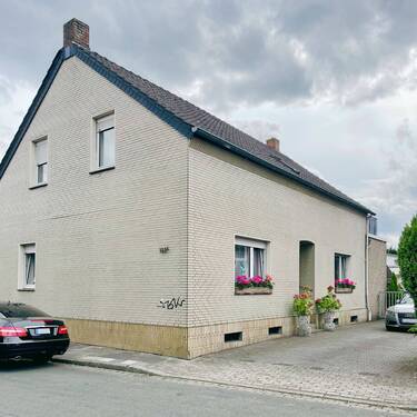 Hausansicht_Straßenseite.jpg - Ein Objekt für viele Möglichkeiten - Mehrgenerationenhaus mit Garten und Garage in Moers-Hochstraß