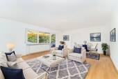 Wohnzimmer virtuell - Großzügige und sehr gepflegte 4-Zimmer-Wohnung mit 2 Balkonen und Einbauküche.