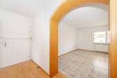 Flur mit Eingang zum Wohnzimmer - 