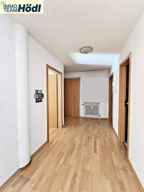 1. Foto Eingangsbereich/Flur - 3 Zimmer Etagenwohnung in Pfullingen