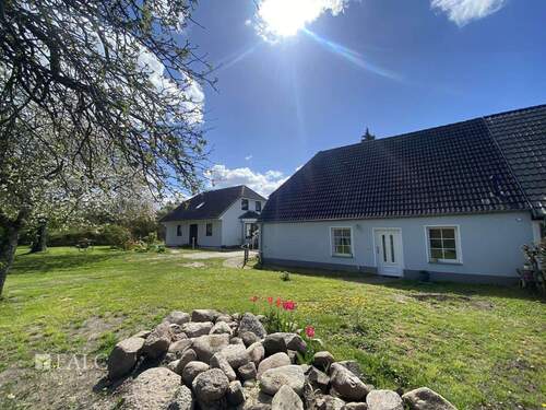 Rückseite Häuser - 7 Zimmer Einfamilienhaus zum Kaufen in Splietsdorf