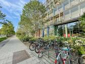 Außenbereich mit Fahrradstellplätzen - 